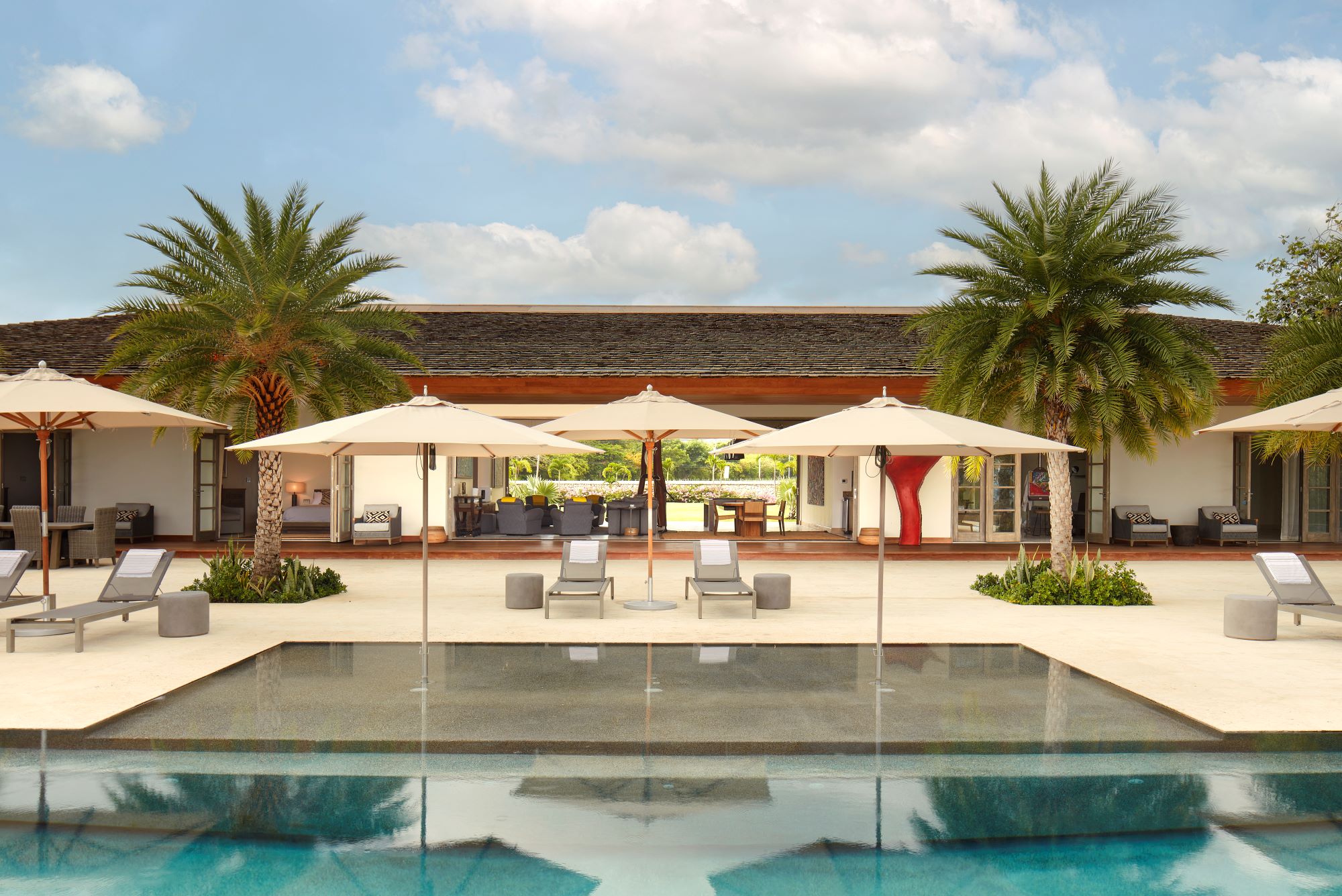 umbrellas, palm trees, lounge pool, infinity pool, poolhouse, dip pool, sunbathing, clouds, blue sky, tropical design